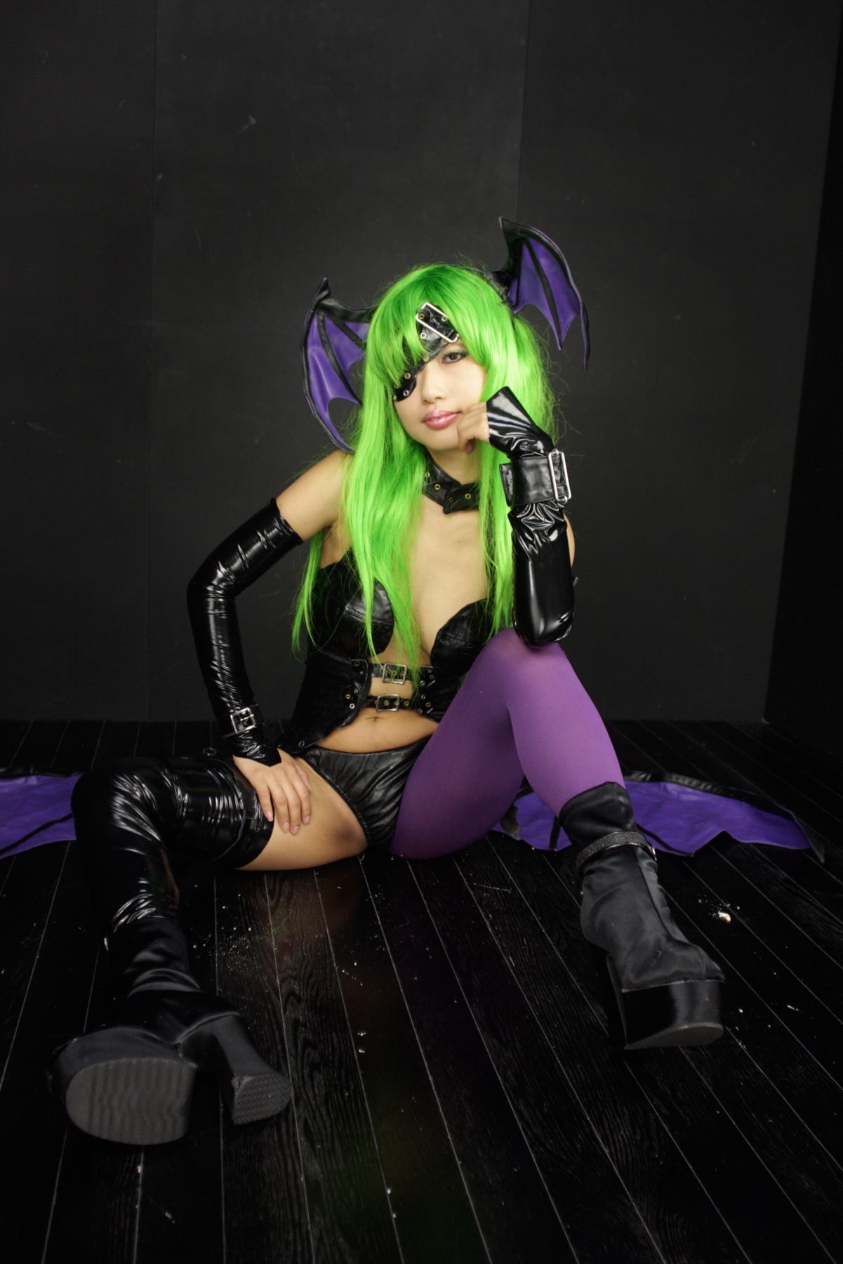 [Cosplay]  Darkstalkers  Morrigan with great body in latex